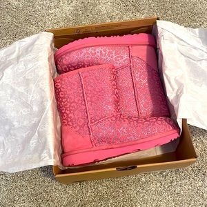 NWT Pink Glitter Leopard Kids Uggs - Size 1 💞